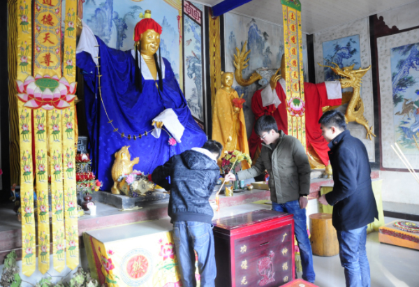 当地人祭拜场景